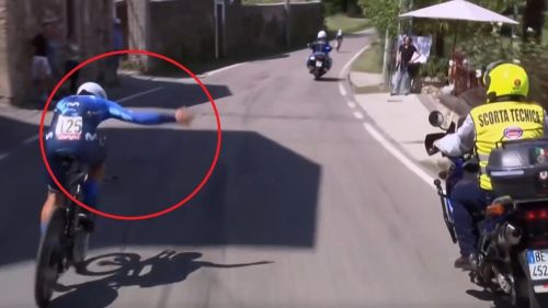 Giro d'italia - la moto rischia di tagliare la strada a lorenzo milesi, lui li manda a quel paese