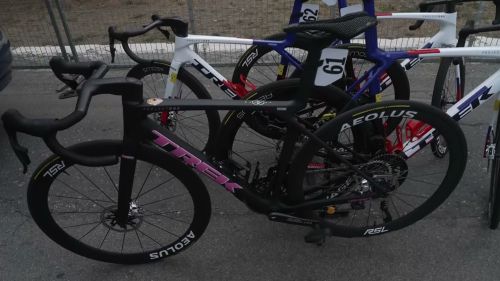 La nuova bici di ciccone per la tappa praia a mare-potenza: inserti rosa per richiamare la nuova maglia di giulio