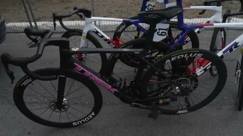 La nuova bici di Ciccone per la tappa Praia a Mare-Potenza: inserti rosa per richiamare la nuova maglia di Giulio