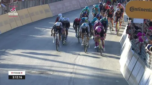 Van Aert lancia anche Kooij alla vittoria nel giorno di Simon Yates: rivivi la volata di Roma