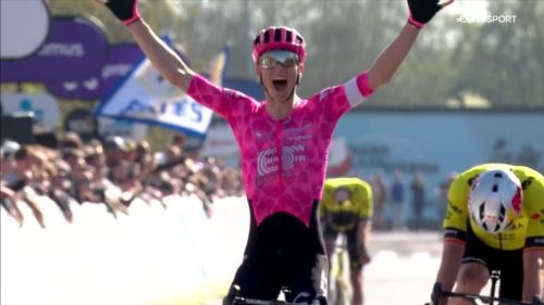 Neilson powless piega wout van aert e tutta la visma lease a bike, magrini: 