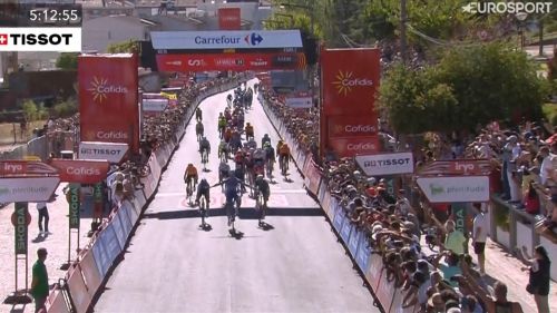 Kaden groves sfreccia a ourém e batte van aert: rivivi la prima volata della vuelta di spagna