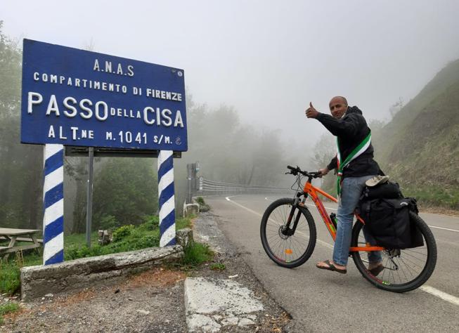 Dal Piemonte a Roma in bici, il sindaco-ristoratore in viaggio per restituire i 600 euro a Conte