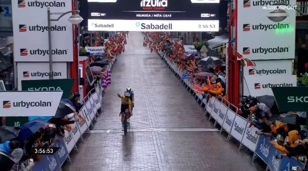 Joao Almeida non concede nulla: bis di tappa nel diluvio di Eibar e la 64^ Itzulia è tutta sua