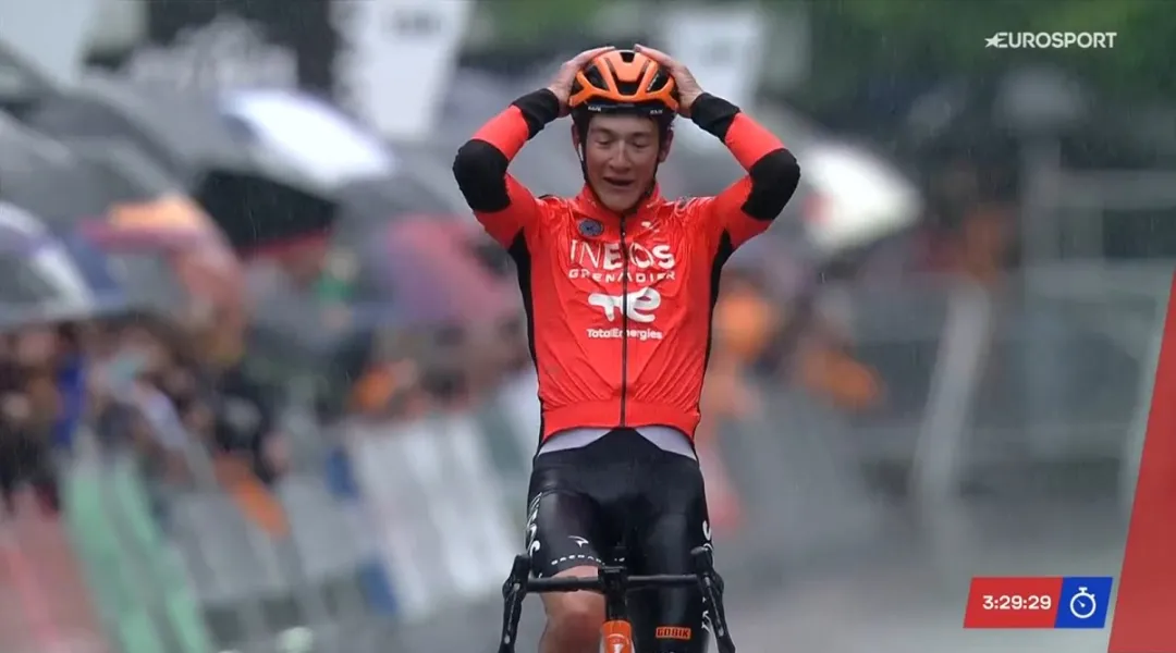 Sotto la pioggia di Bergara ecco la prima WT di AJ August