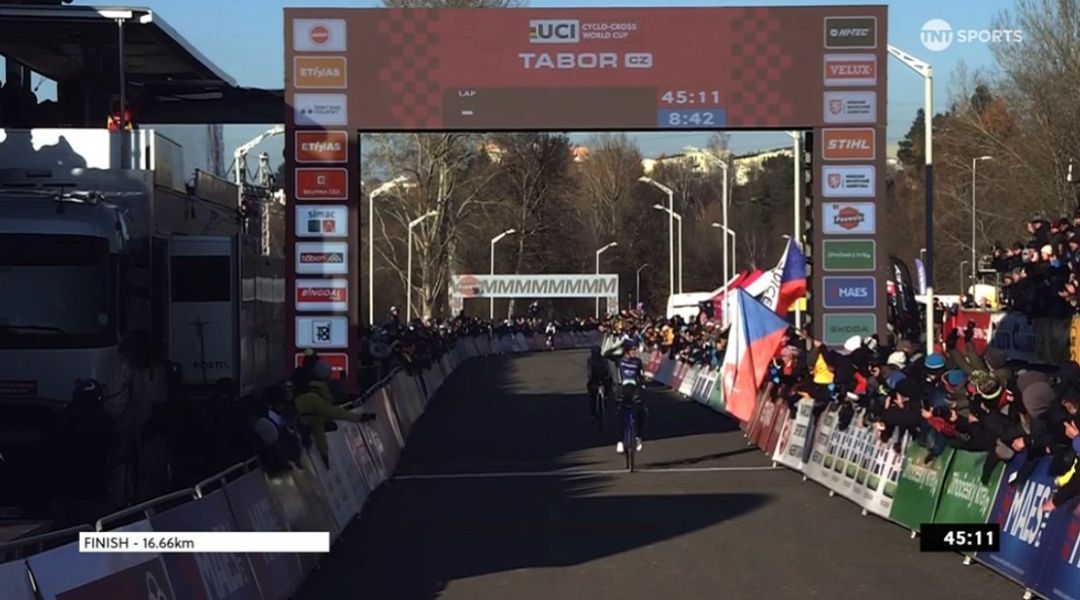 La Coppa del Mondo di ciclocross si apre nel segno di Thibau Nys e Lucinda Brand, ma che Sara Casasola!