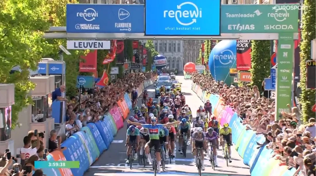 Clamoroso finale al Renewi Tour: De Lie soffre, ma trafigge in volata Van der Poel e vince la generale