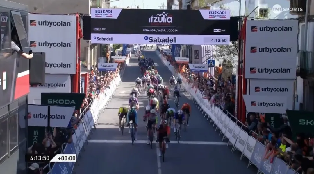 Caleb Ewan torna a vincere anche nel WT! Gran sprint ai Baschi, la prima tappa in linea è tutta del tasmaniano
