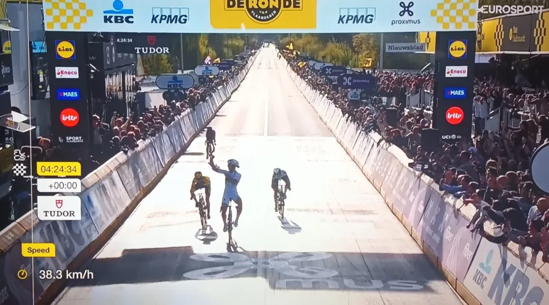 L'iride brilla anche sulla Ronde femminile: 3° Fiandre per super Kopecky, che amarezza Longo Borghini