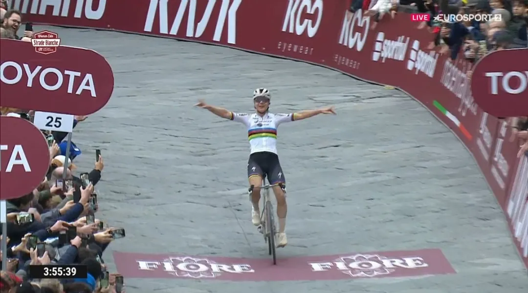La signora di Siena è di nuovo Lotte Kopecky: brilla l'iride alla Strade Bianche, grandiosa 2^ Longo Borghini