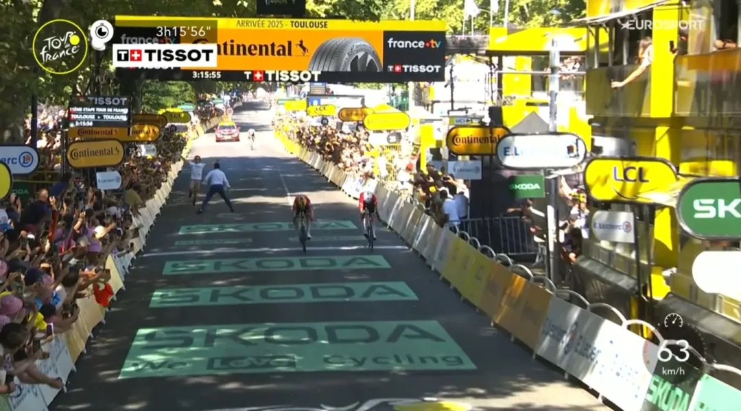 Abrahamsen e Schmid anticipano Van der Poel a Tolosa, caduta e brivido per Pogacar nel finale