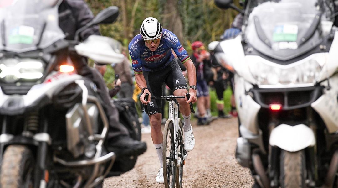 Van der Poel si ritrova, ecco la sua 3^ tappa al Tour trionfando a Ussel! Ganna 5° con rimpianti