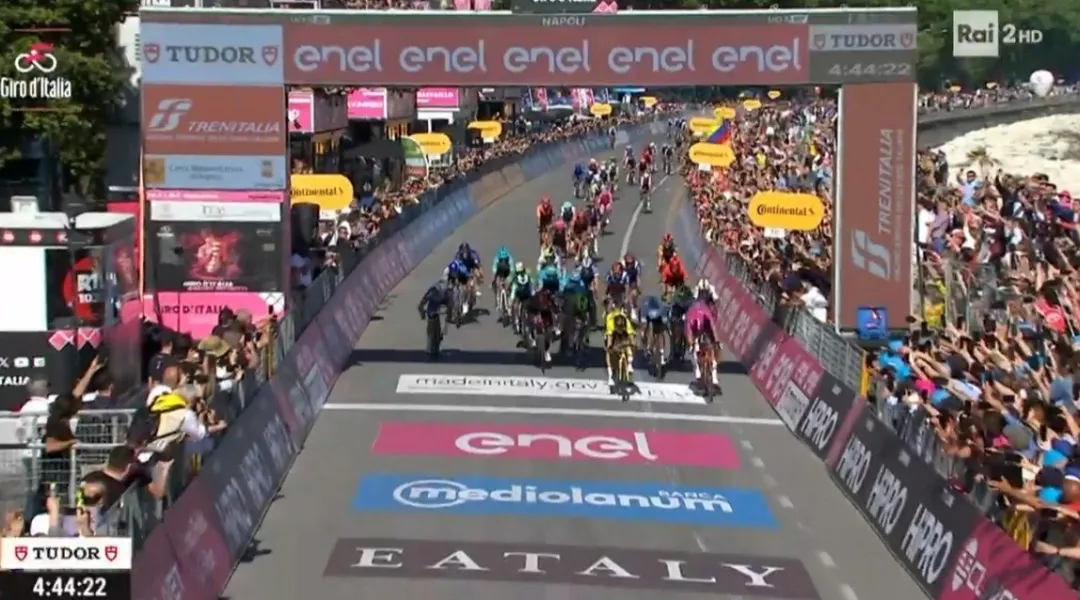 Coi trafigge Milan a Napoli! Narvaez ripreso a 50 metri dall'arrivo, che finale per chiudere la 1^ settimana del Giro