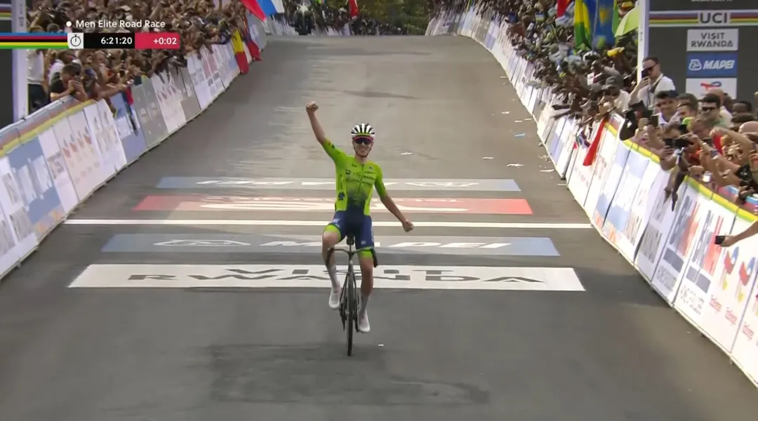 Leggendario bis iridato di Tadej Pogacar: Mondiale da impazzire a Kigali, Evenepoel 2° e piegato