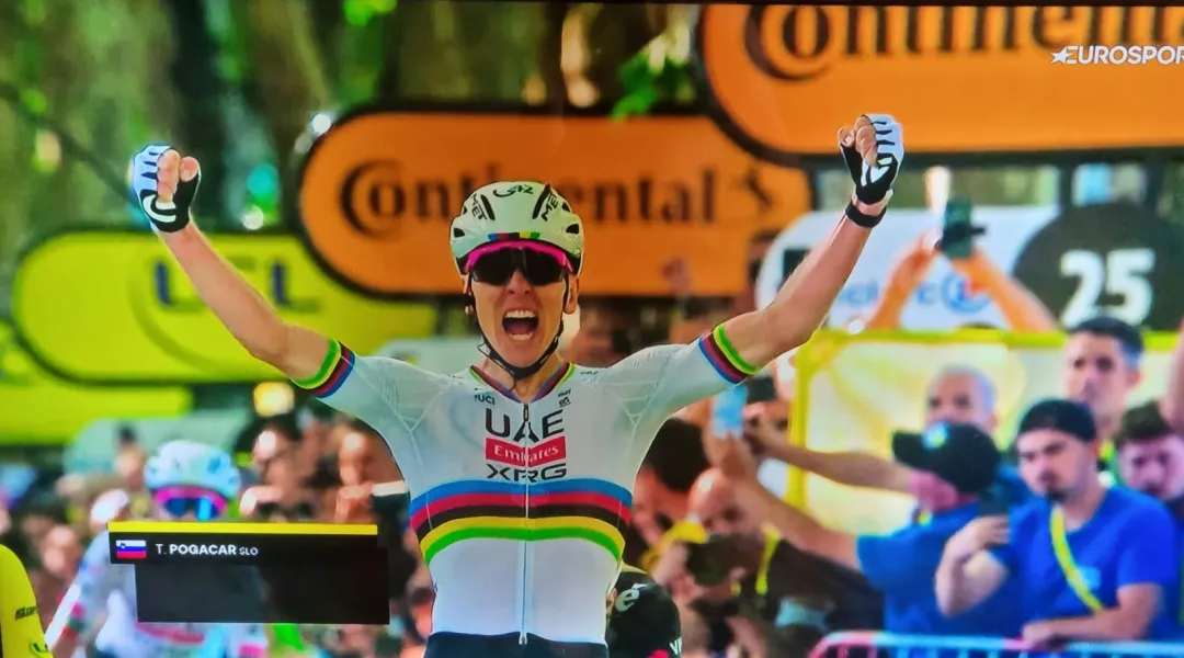 Che spettacolo a Rouen! Pogacar fa 100 domando Van der Poel (che resta in giallo) e Vingegaard