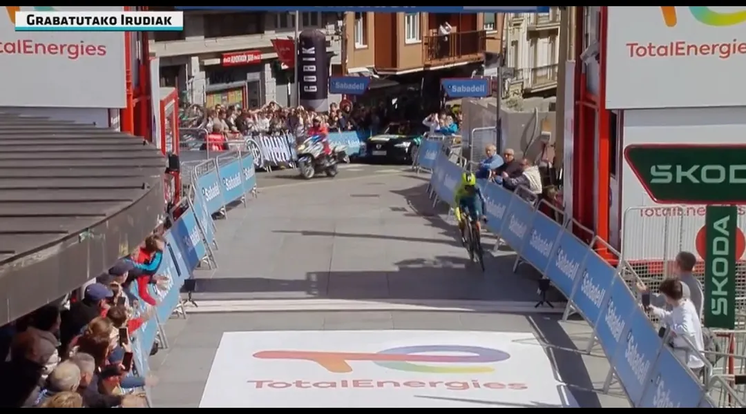 Roglic, ecco il primo urlo in maglia Bora pur... sbagliando strada nella crono dei Baschi. Evenepoel cade ed è 4°