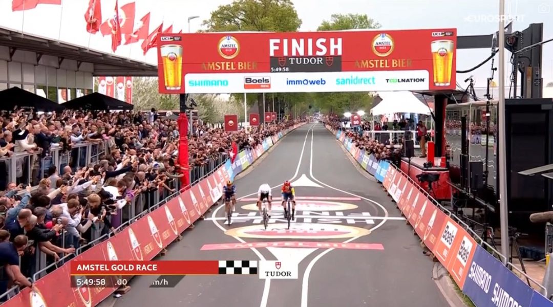 Pogacar-Evenepoel? No... l'Amstel è di Skjelmose! L'iridato beffato al photofinish, che finale a Valkenburg