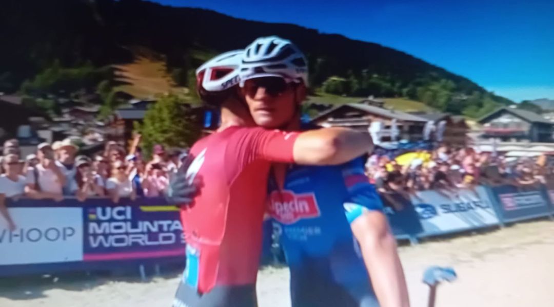 Due fenomeni, un duello leggendario: Boichis piega un immenso Van der Poel a Les Gets. Frei batte ancora Rissveds