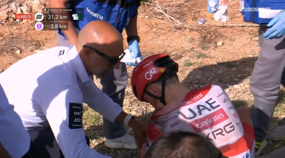 Vuelta stravolta, clamorosa caduta e ritiro per Pogacar. A Xeraco colpo di Coquard in volata