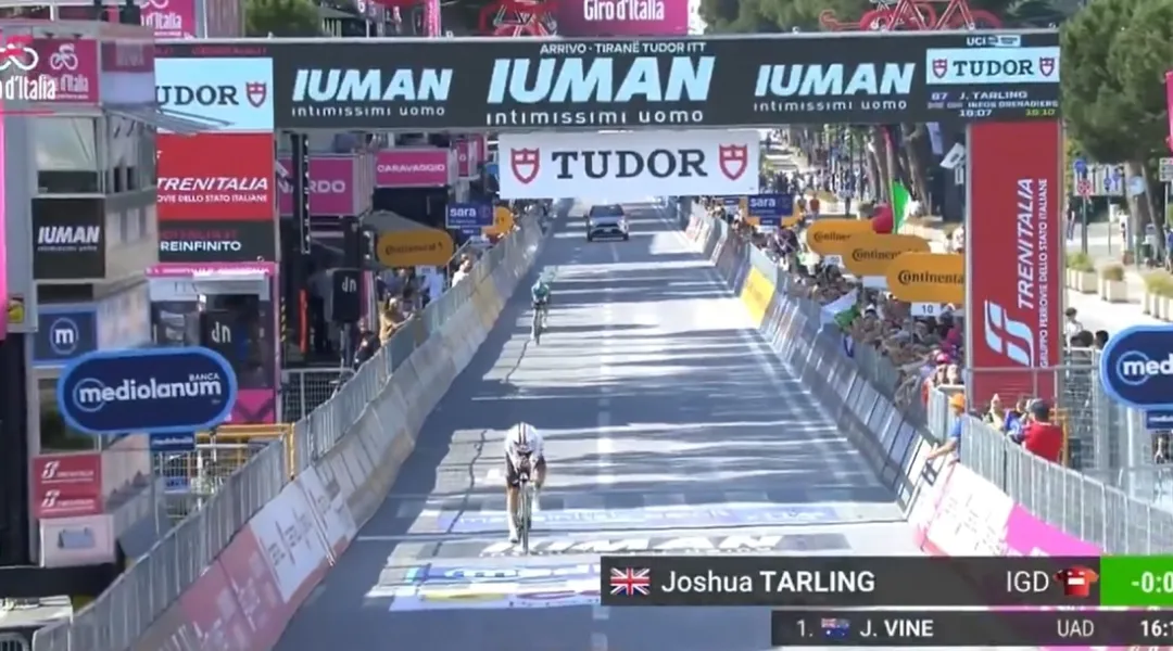 Tarling re del tempo, ma Roglic è favoloso e per un secondo toglie la maglia rosa a Pedersen