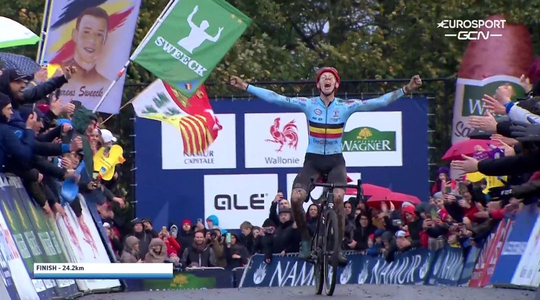 Europei di ciclocross: pandemonio belga nel fango di Namur, spunta un super Vanthourenhout