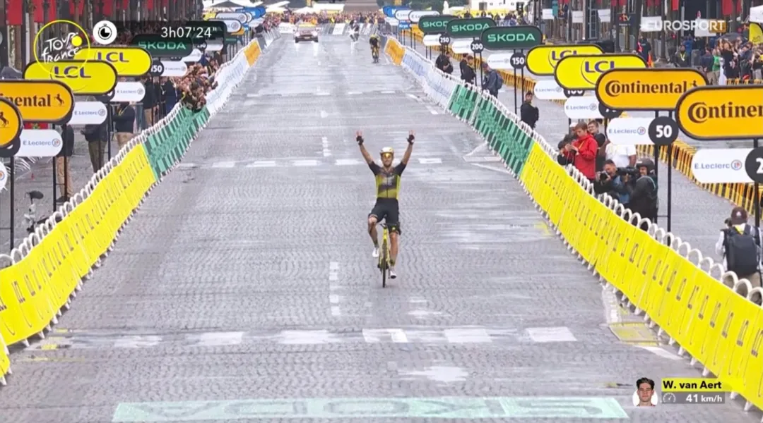 Fantastico assolo di Wout Van Aert sotto il diluvio di Parigi! Che chiusura di Tour con Pogacar-show