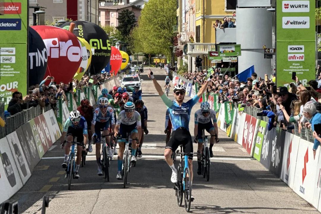 A Lago Laceno fanno festa in due con Paret-Peintre e Leknessund, 3° Albanese. Evenepoel 'concede' la rosa