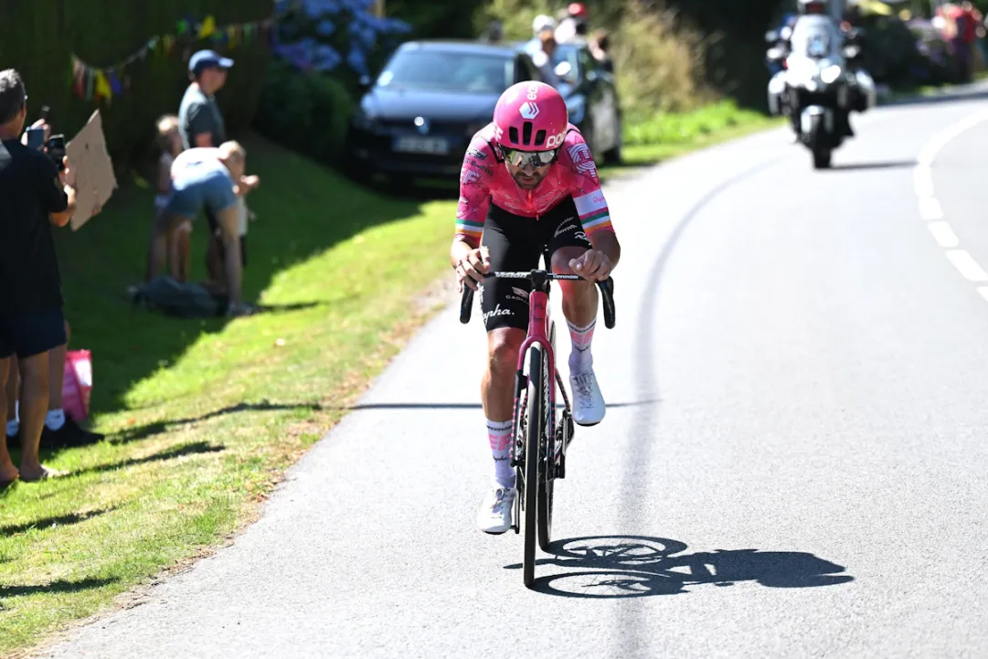 Che numero di Ben Healy a Vire! Van der Poel si riprende la gialla con un solo secondo su Pogacar