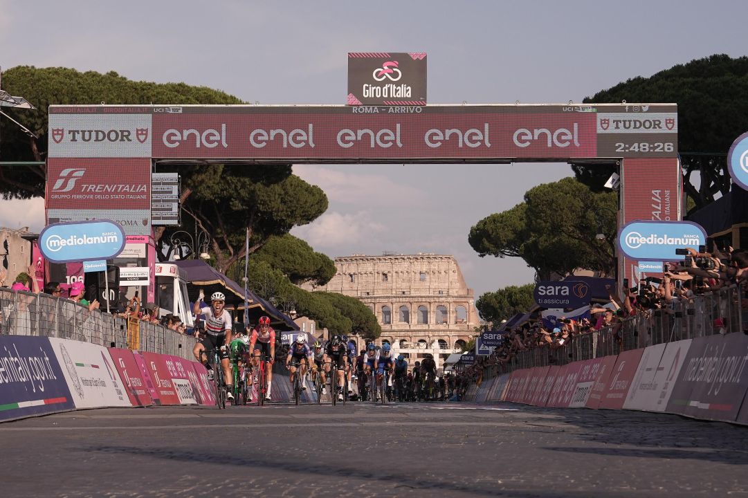 A Roma si chiude con la favola di Cavendish: che volata sui Fori Imperiali nel giorno di Roglic in rosa