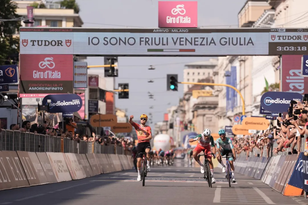 Clamorosa beffa per gli sprinter, a Milano arriva la fuga con Dversnes Lavik che trafigge Maestri e Marcellusi