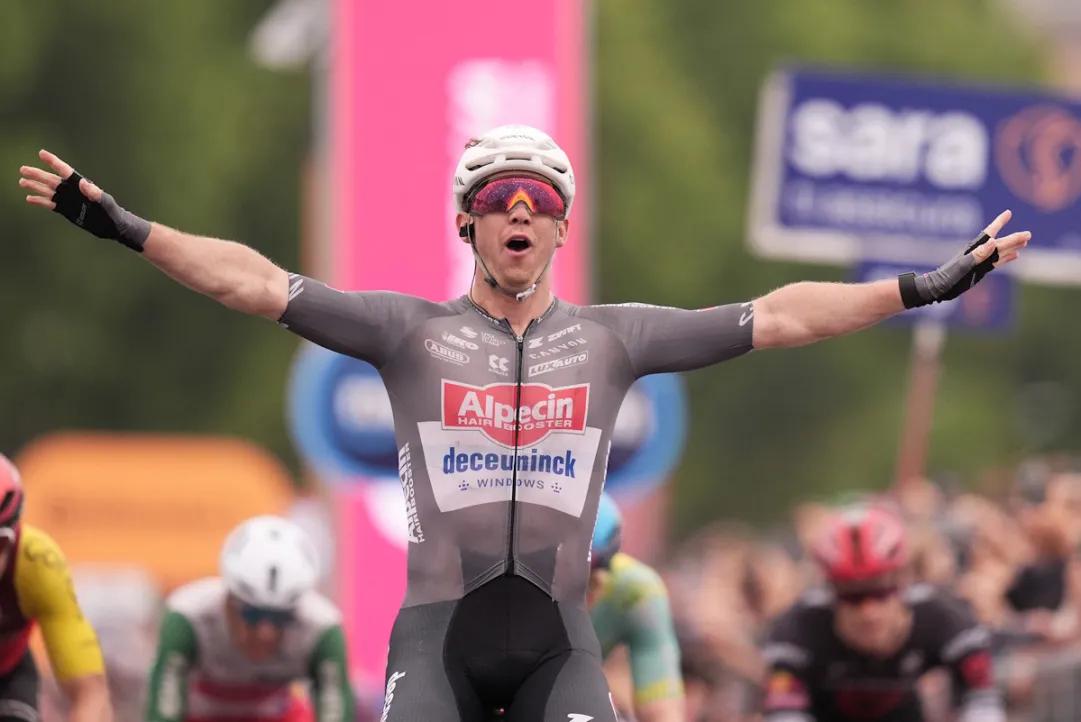 Al Giro succede di tutto: Groves sprinta a Napoli dopo la maxi-caduta di gruppo col ritiro di Hindley