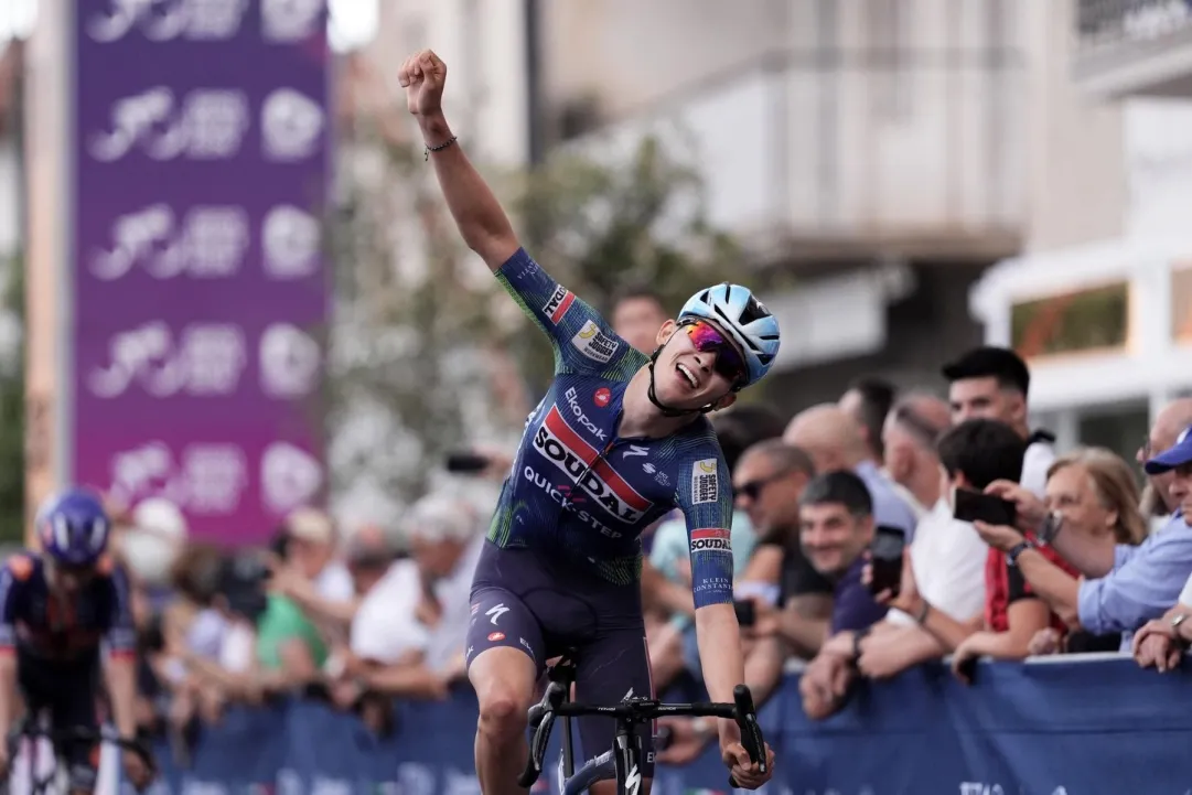 La fuga beffa ancora il gruppo al Giro Next Gen: 3^ tappa e maglia rosa per il belga Schoofs, 2° Simone Zanini
