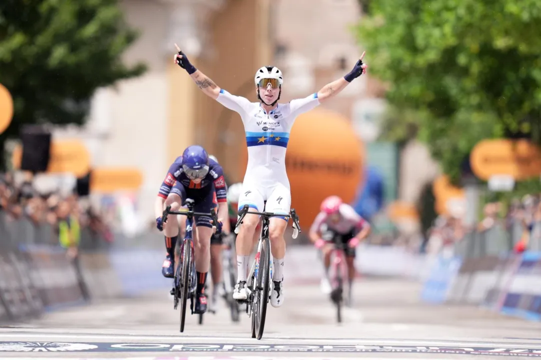 Wiebes dominante e fortunata: maxi-caduta a Trento, la campionessa europea vince sul velluto la 3^ tappa
