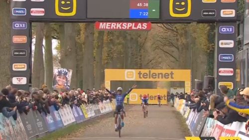 Van der Poel vs Van Aert, non c'è storia a Mol: il campione del mondo domina, Wout è secondo