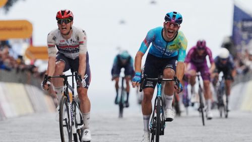 La pioggia cambia tutto a Napoli, ennesima caduta ed ecco il primo timbro italiano: Davide Ballerini!