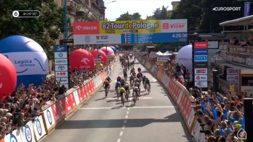 Volata da brividi per aprire il Giro di Polonia, è Olav Kooij a sfrecciare davanti a Paul Magnier