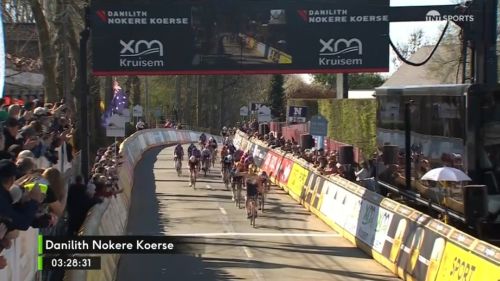 Clamorosa beffa per Segaert, ma che volata di Philipsen a Nokere dove brindano i campioni dopo Kopecky