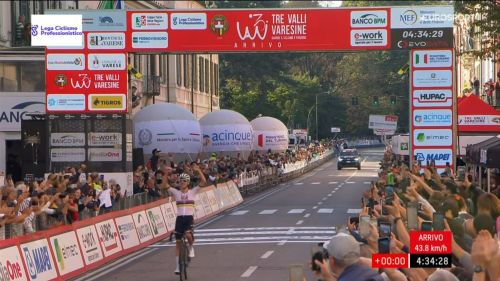Questo Pogacar non si batte! Altra vittoria in maglia iridata alla Tre Valli Varesine, sul podio Philipsen e Alaphilippe
