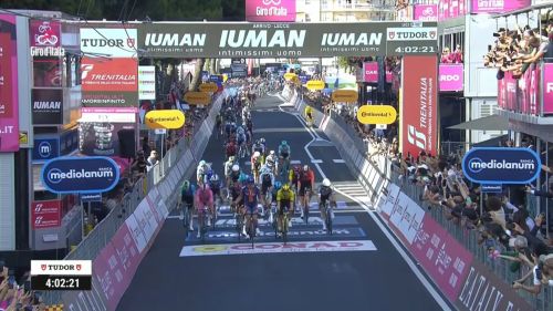 Van Uden resiste a Kooij e Zijlaard, tripletta olandese a Lecce: Pedersen tiene la maglia rosa dopo la 4^ tappa