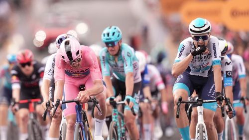 A Napoli è tempo di volata: Pedersen in rosa non vuole fermarsi, ma il primo favorito è Olav Kooij