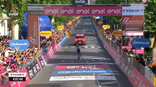 Alaphilippe, sei tornato! Super impresa al Giro, che fuga del francese a Fano per anticipare Narvaez e Hermans