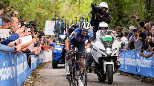 La rinascita di un campione: tutti felici al Giro per il trionfo di Alaphilippe. 'E' un nuovo inizio per me'