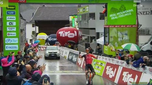 Grande impresa di Thymen Arensman a Obertilliach: tappa e maglia per l'olandese, Ciccone è 4°