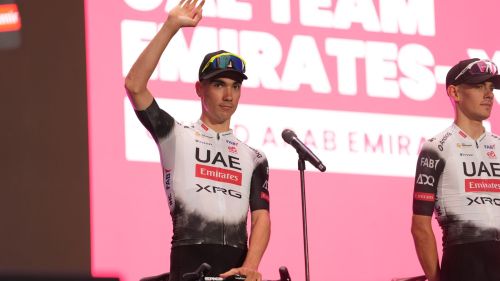 La presentazione dei 184 corridori del Giro 2025 anticipa la tappa d'apertura a Tirana. Ayuso ambizioso, Van Aert preoccupato
