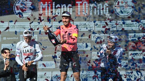 Tour Femmes stravolto da una caduta: Vollering perde la maglia gialla, Vas 'consola' la SD Worx
