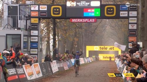 Lucinda Brand fa il vuoto pure a Merksplas, Joris Nieuwenhuis è super e torna a vincere