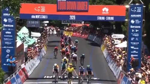 Matthew Brennan si sblocca nel 2026, il Tour Down Under è di Jay Vine. Sesto Andrea Raccagni Noviero