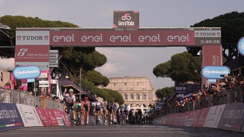 A Roma si chiude con la favola di Cavendish: che volata sui Fori Imperiali nel giorno di Roglic in rosa