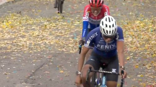 Van der Poel vs Van Aert, non c'è storia a Mol: il campione del mondo domina, Wout è secondo