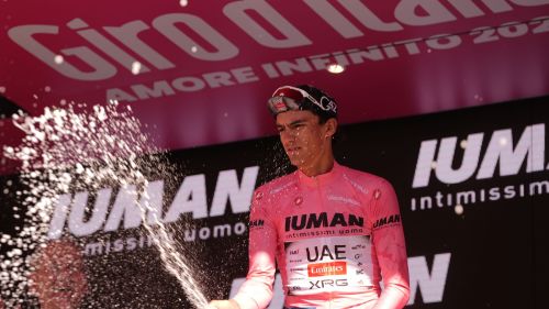 La pioggia incombe sulla crono-verità: il Giro riparte con la Lucca-Pisa, Del Toro in difesa della maglia rosa